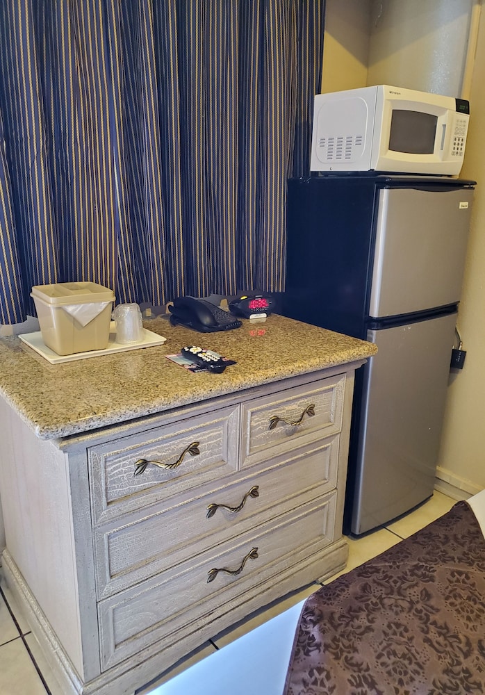 Pinecrest Inn & Suites - photo 6