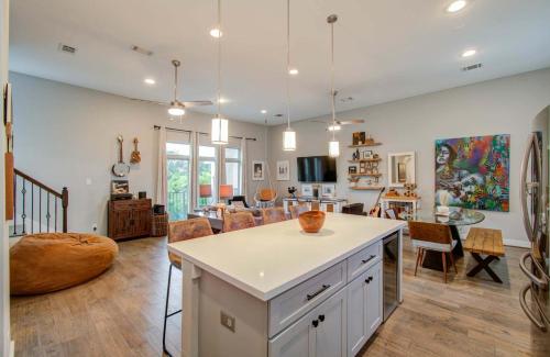 Modern Luxury 3 BD Mins to DT w Rooftop — 4-Star Luxury Hotel in Houston, United States