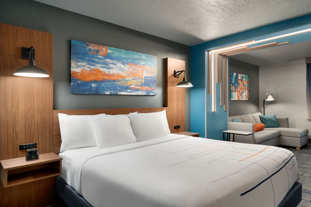 La Quinta Inn & Suites by Wyndham Springfield - photo 32
