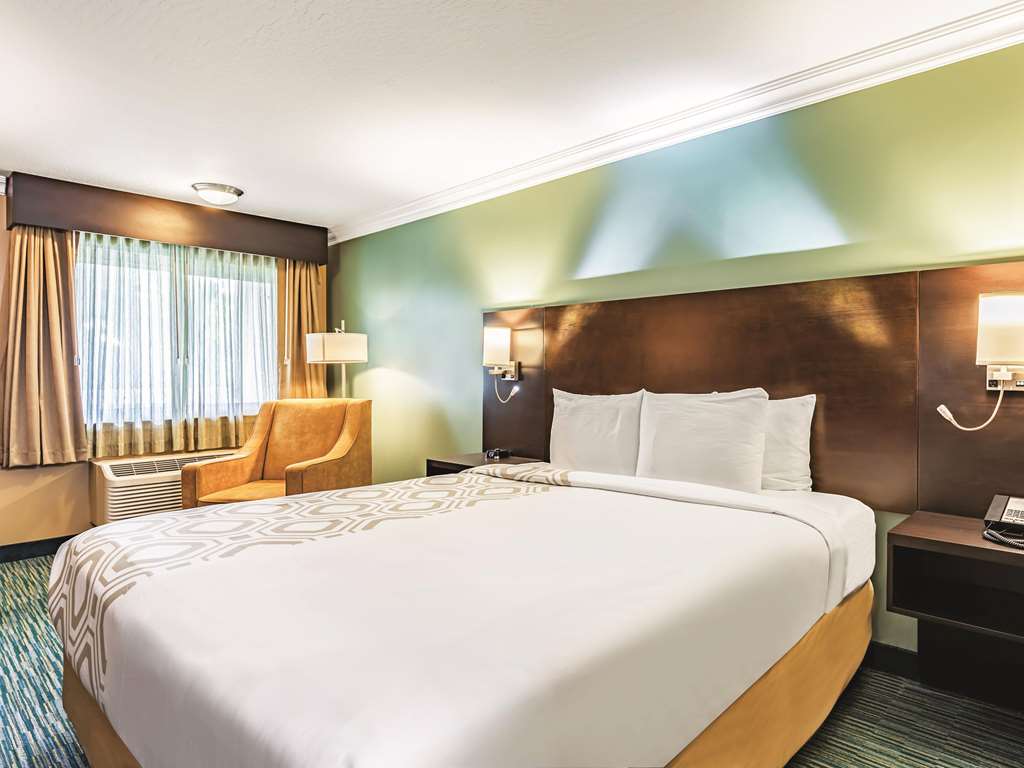 La Quinta Inn & Suites by Wyndham San Francisco Airport West - photo 39