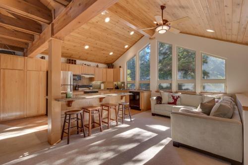 Deer Hollow by Tahoe Getaways at Northstar 4BR w Hot Tub Ski Shuttle & HOA Amenities in Truckee, United States