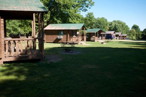 Fremont Jellystone Park Loft Cabin 1 - photo 6