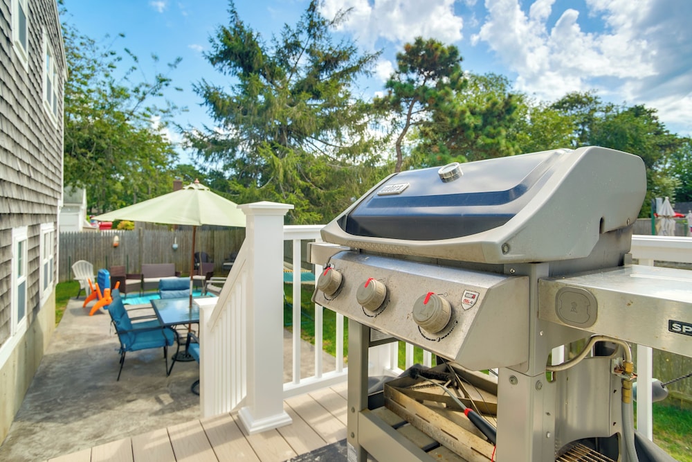 Walk to Haigis Beach Cape Cod Retreat with Deck — 4-Star Luxury Hotel in Dennis, United States