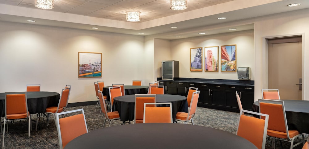 Hampton Inn & Suites La Crosse Downtown - photo 45