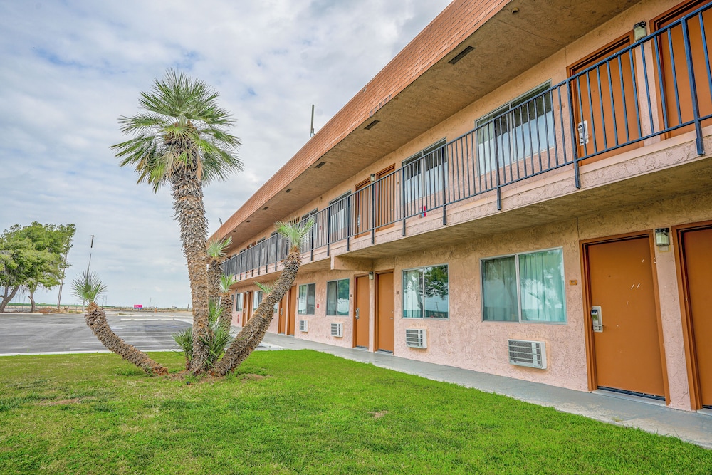 Economy Inn Buttonwillow Bakersfield I 5 - photo 29