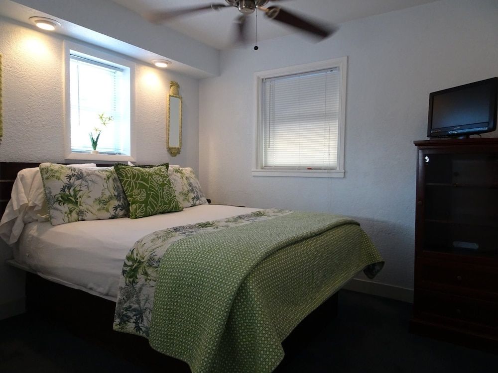Suite Dreams Inn by the Beach - photo 21