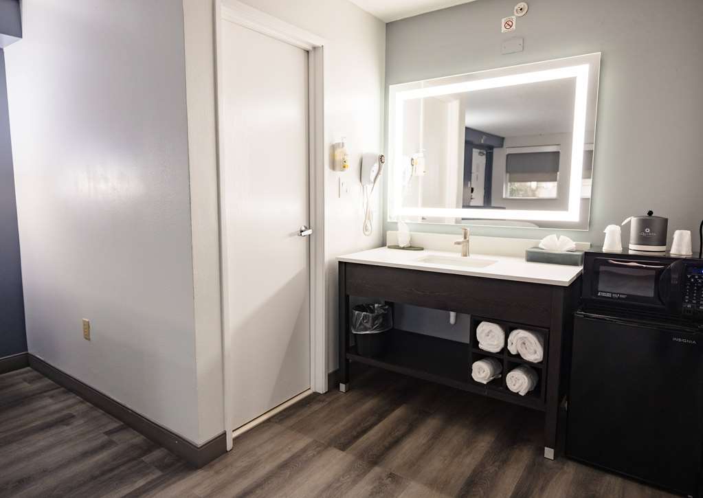 La Quinta Inn by Wyndham Tampa Near Busch Gardens - photo 35