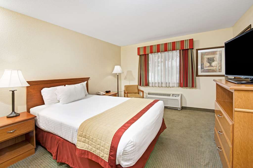 Baymont by Wyndham Indianapolis - photo 6