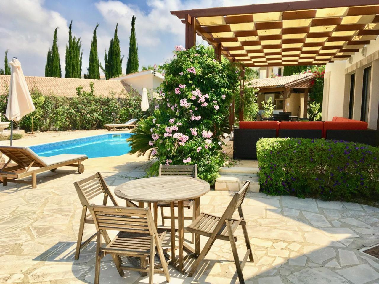 Villa Pontus stunning views & privacy in beautiful garden with pool & hot tub