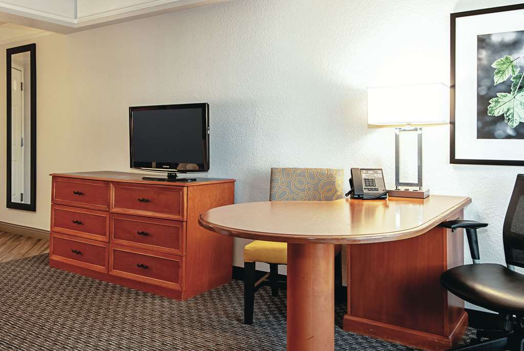 La Quinta Inn & Suites by Wyndham Ontario Airport - photo 16