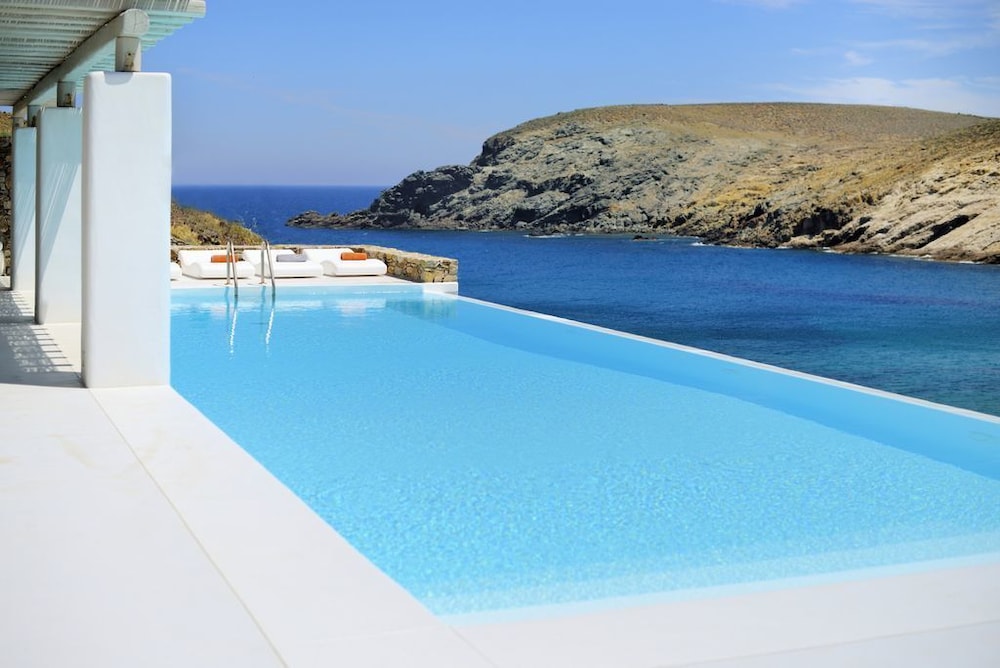 Luxurious 7 Bedroom Villa in Fokos Beach — 5-Star Luxury Hotel in Mykonos, Greece