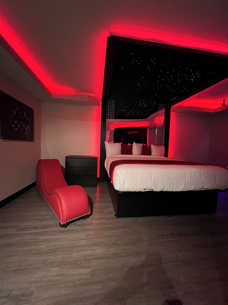 Imperial Suites Adults Only - photo 14