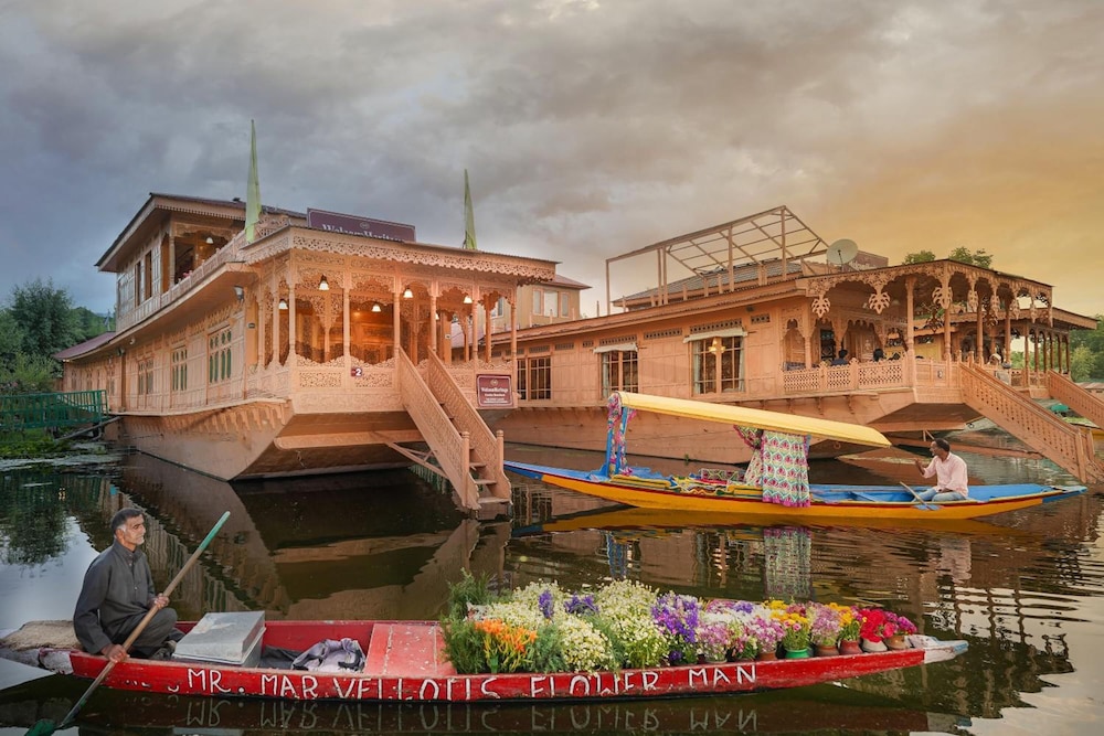 WelcomHeritage Gurkha Houseboats — 4-Star Luxury Hotel in Srinagar, India