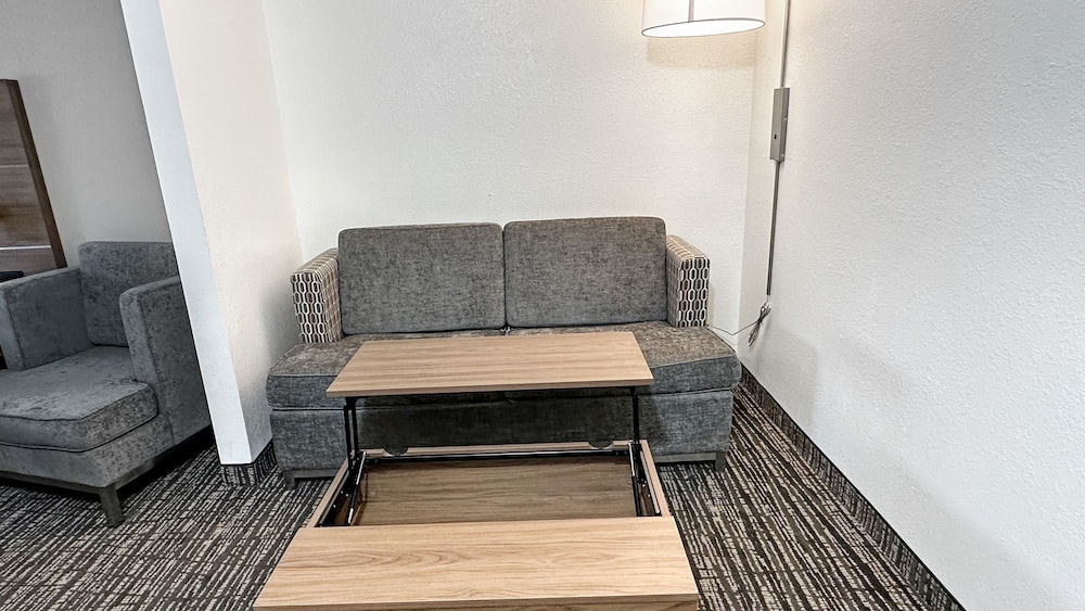 Estherville Hotel & Suites - photo 16