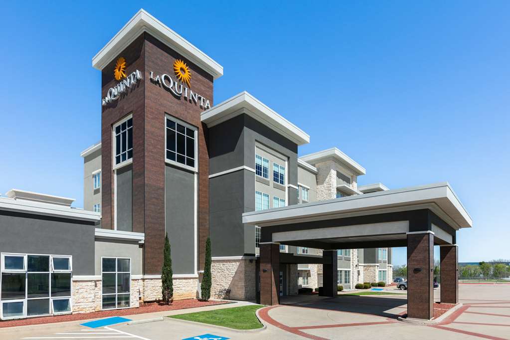 La Quinta Inn & Suites by Wyndham Ft. Worth Burleson - featured photo