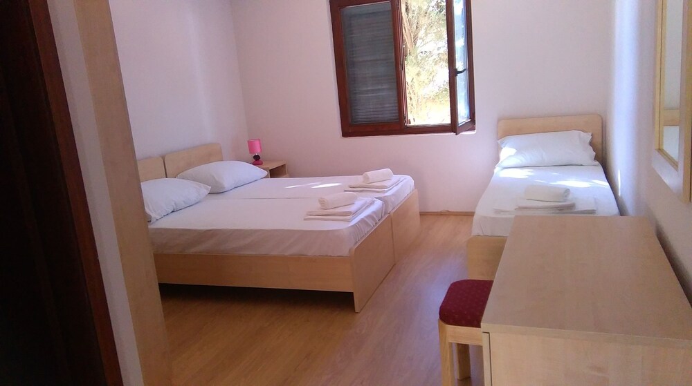 Resort Village T.N. Milna — hotel in Vis