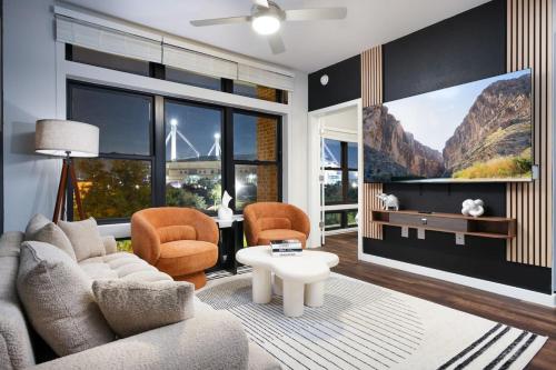 Chic 2BR w Parking Near Rvrwalk Dome & Conv Ctr — 4-Star Luxury Hotel in San Antonio, United States