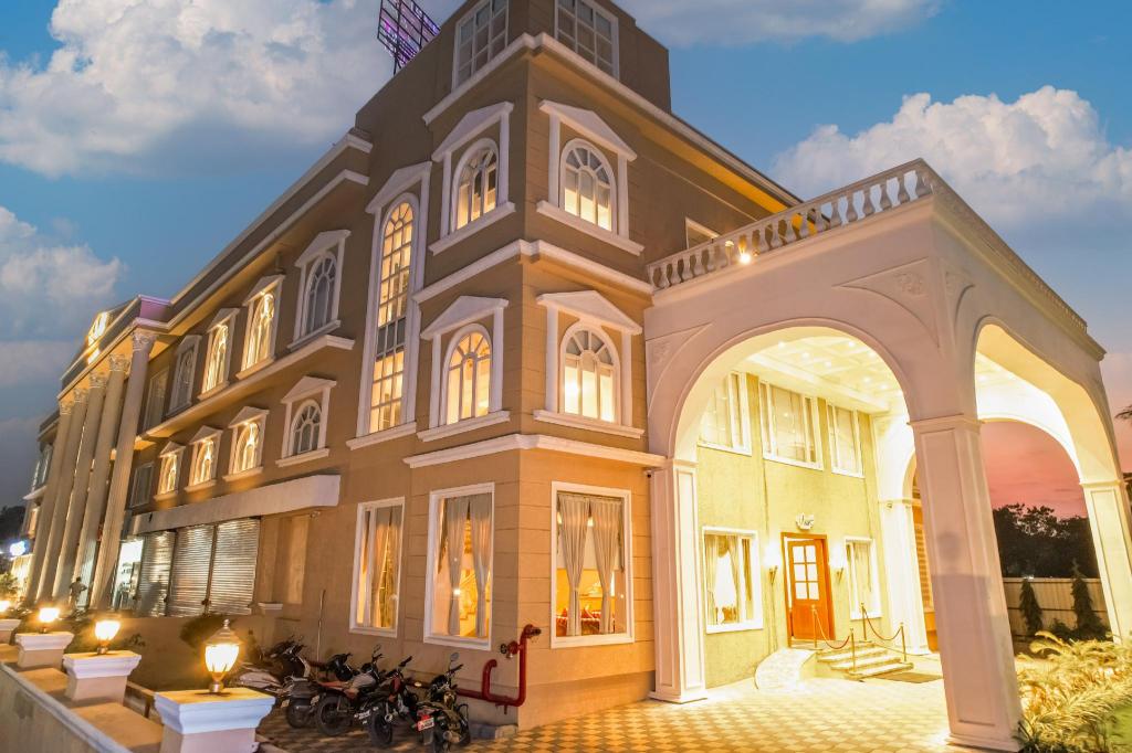 Hotel Utsav Square in Latur, India