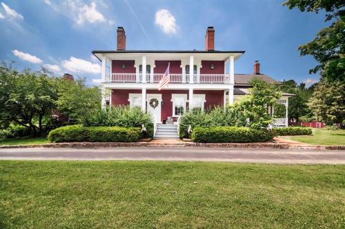 Historic Metamora Red House Farm — 4-Star Luxury Hotel in Metamora, United States
