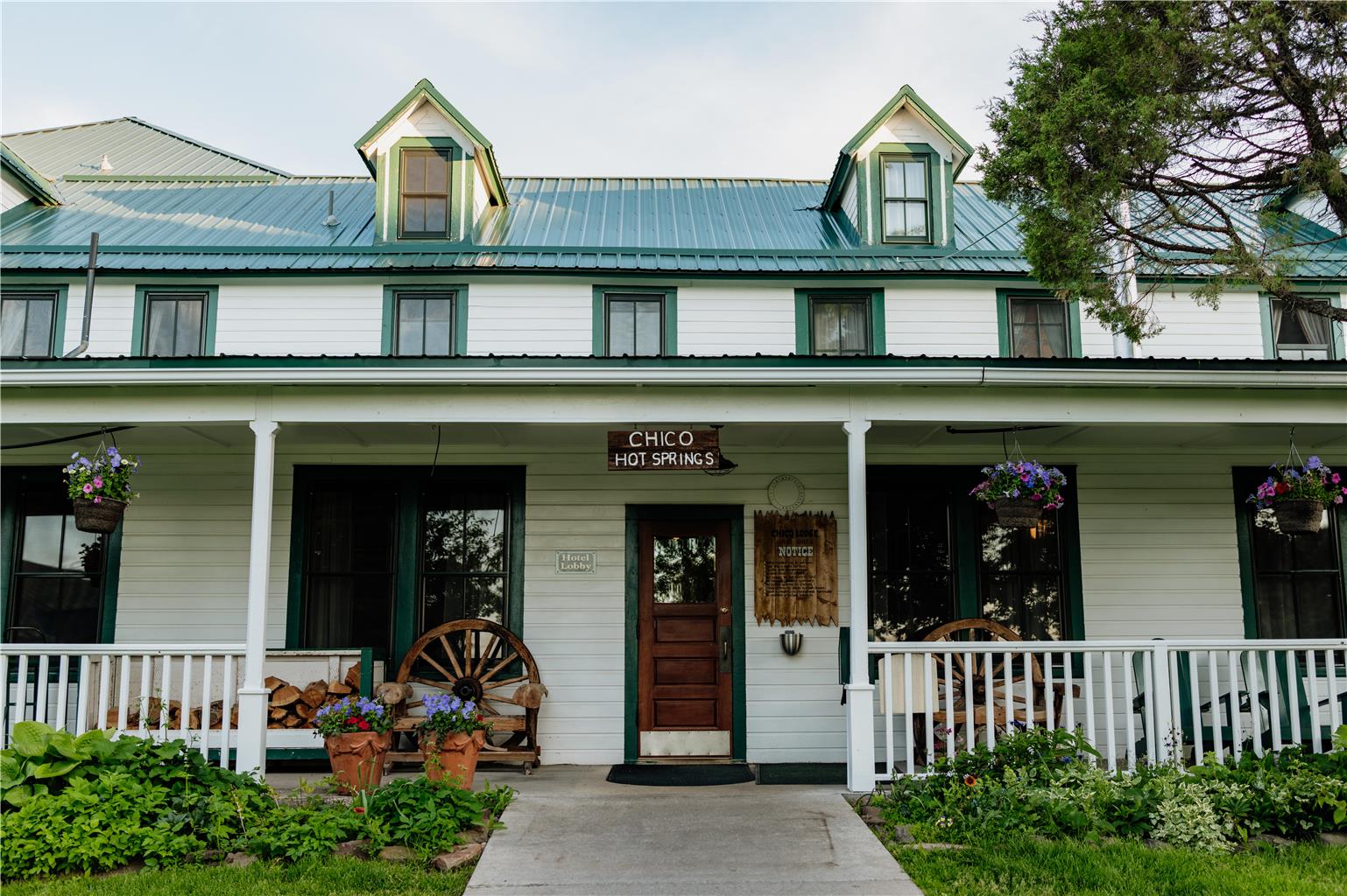 Chico Hot Springs Resort — hotel in White City