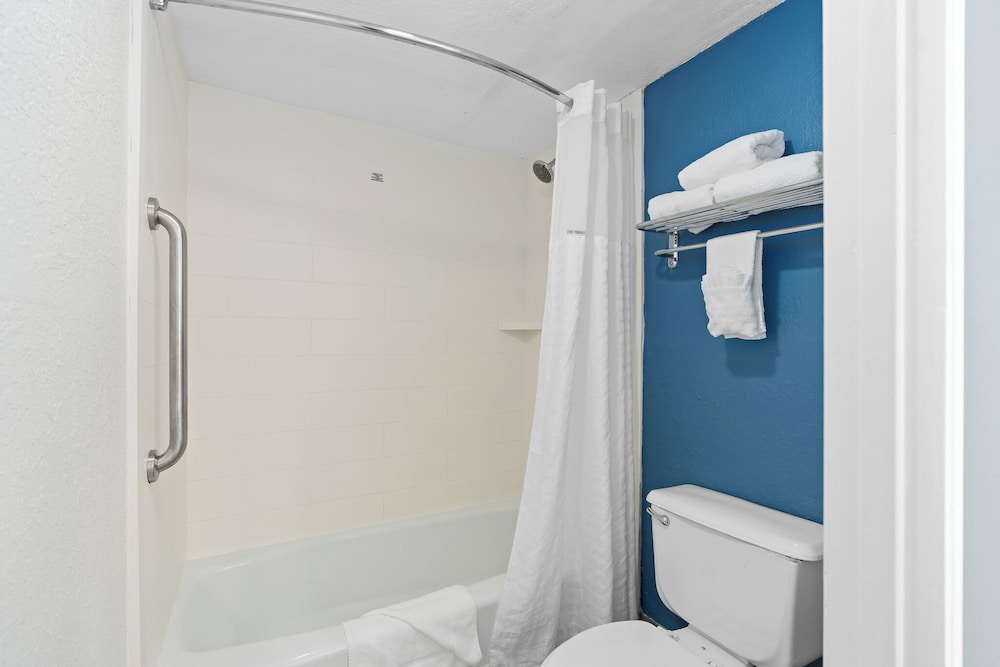 Baymont by Wyndham Orlando East - photo 20
