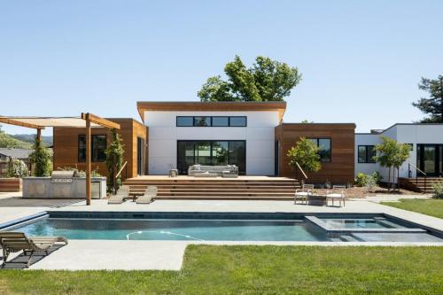 Luxury Villa Year Round Heated Pool Hot Tub Fire Pit Lawn — 4-Star Luxury Hotel in Kenwood, United States