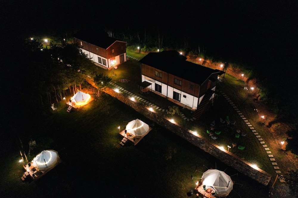 Pallet Glamp NG & But K Otel in Sile, Turkey