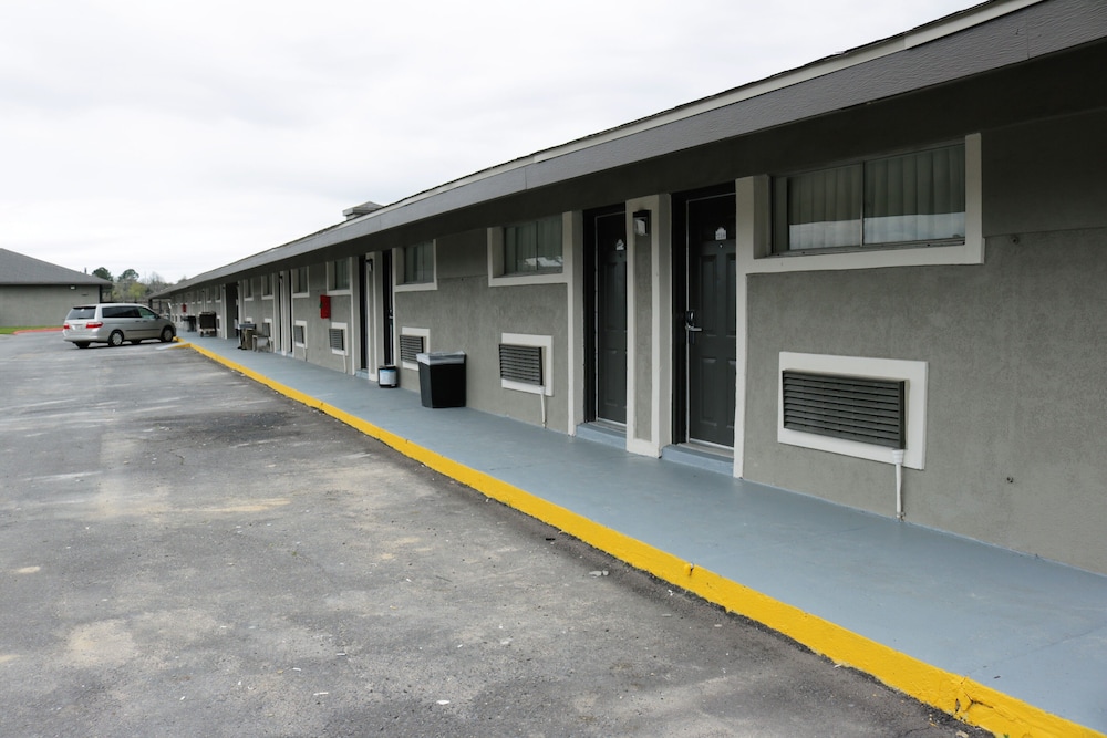 Deluxe Inn Motel - photo 15