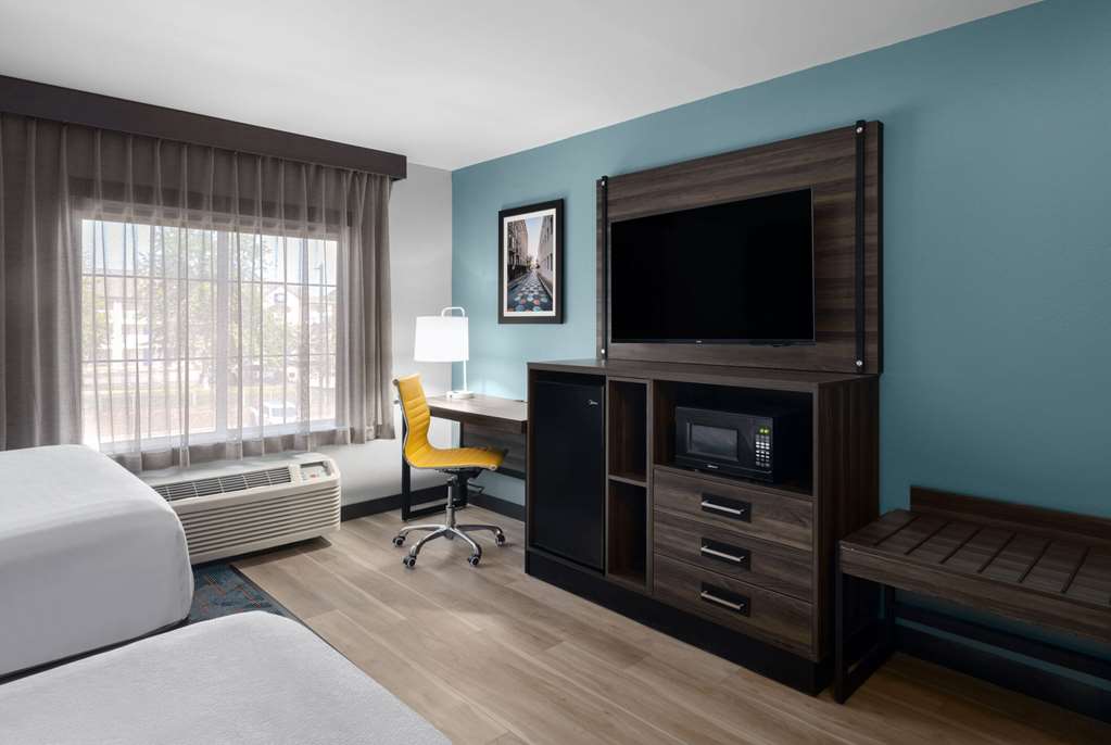 La Quinta Inn & Suites by Wyndham Greensboro NC - photo 17