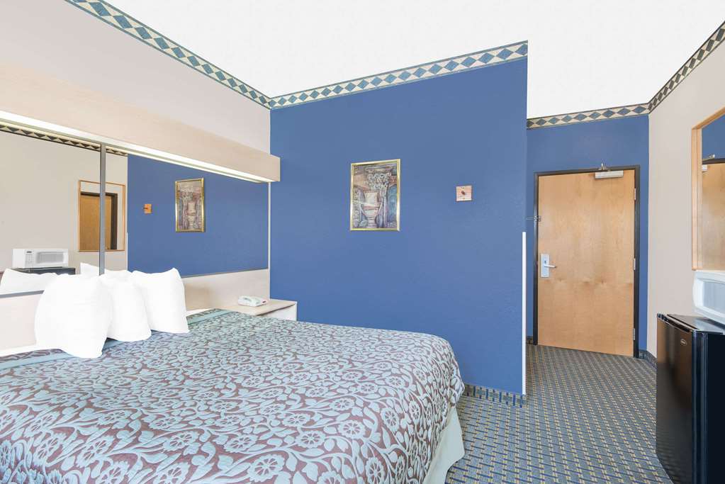 Days Inn & Suites by Wyndham Hutchinson - photo 12