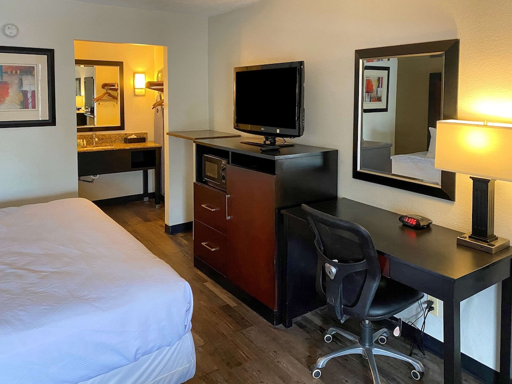Clarion Pointe Independence Kansas City - photo 12