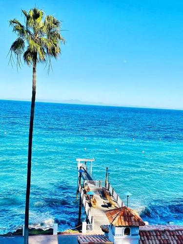 Modern Hamilton Cove Villa w golf cart — 4-Star Luxury Hotel in Avalon, United States