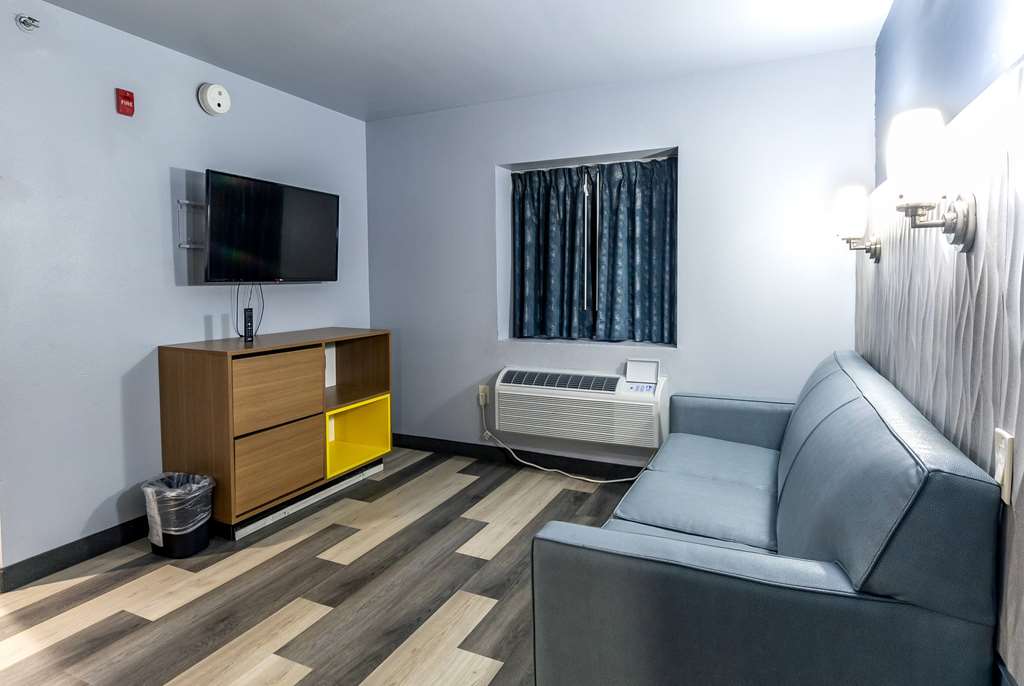 Days Inn & Suites by Wyndham Milwaukee - photo 15