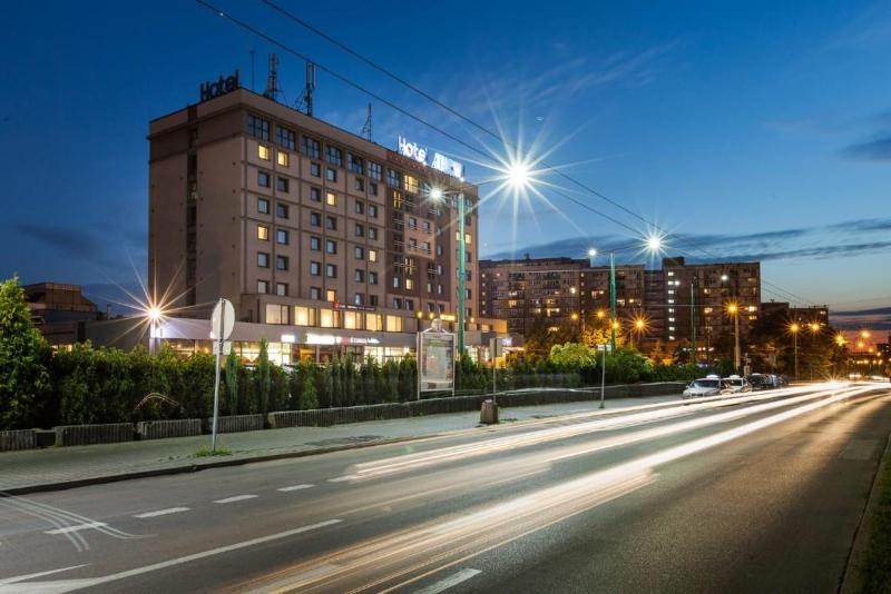 Centralt boende pool nära till natur & våtmark — hotel in Eskilstuna