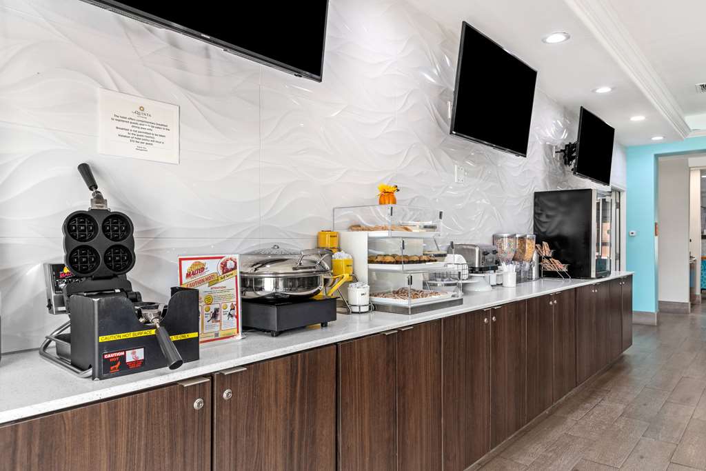 La Quinta Inn & Suites by Wyndham Raymondville - photo 26