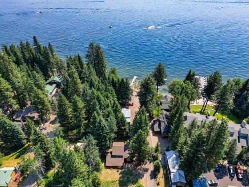 New Sanctuary at Payette Lake remodeled close to town pet friendly in Mccall, United States