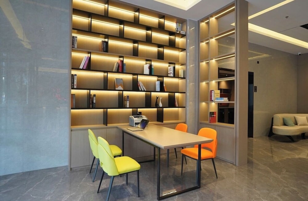 Yi Xuan Hotel Bus Station in Yangjiang, People's Republic of China