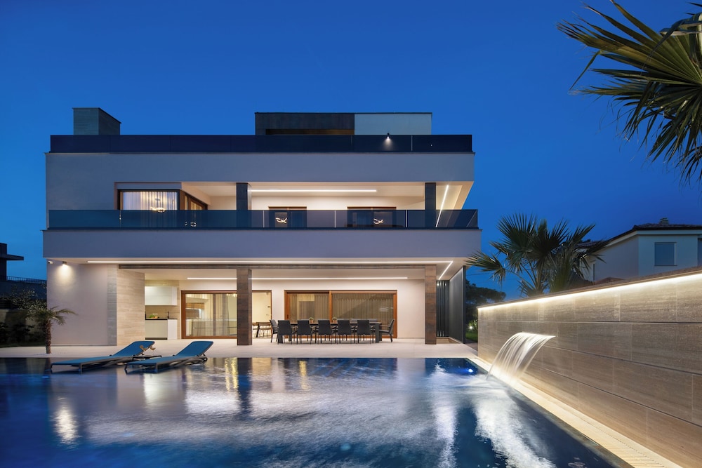 Malibu Royal Luxury villa with pool & spa — 5-Star Luxury Hotel in Vir, Croatia