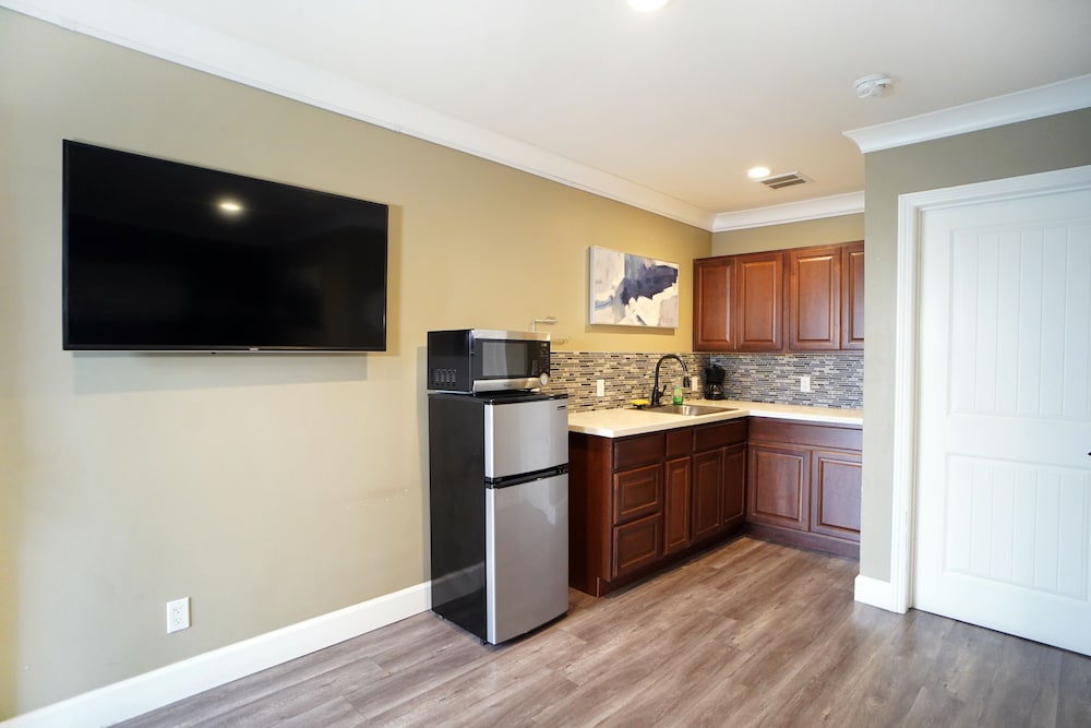 Anaheim Executive Inn & Suites - photo 59
