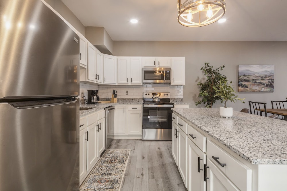 Newly renovated 4BR CozySuites - photo 22
