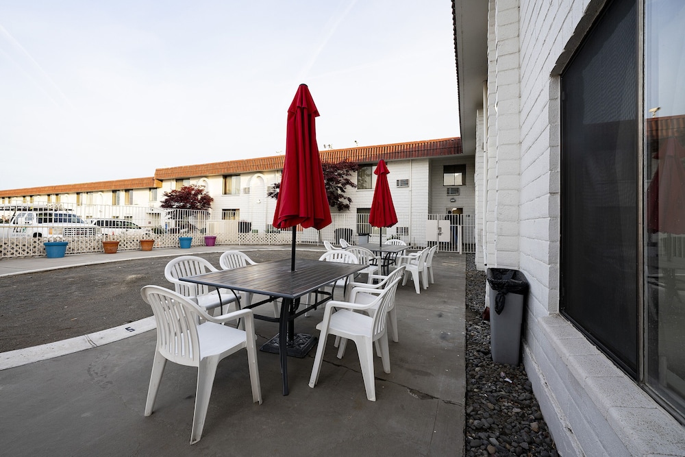 Hermiston Inn & Suites - photo 39