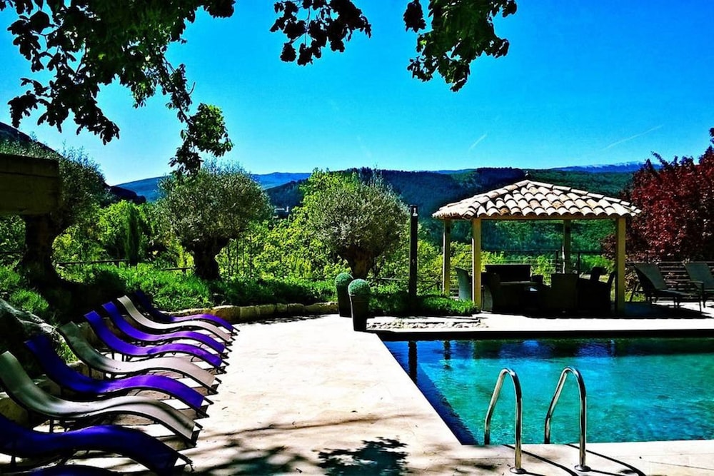 Le Mas des 5 Fontaines. Chambres d'hôtes — 5-Star Luxury Hotel in Sisteron, France