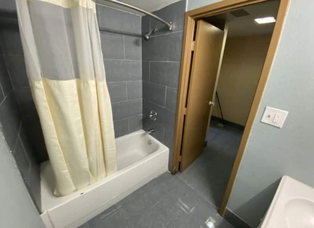 Economy Inn North Randall - photo 26