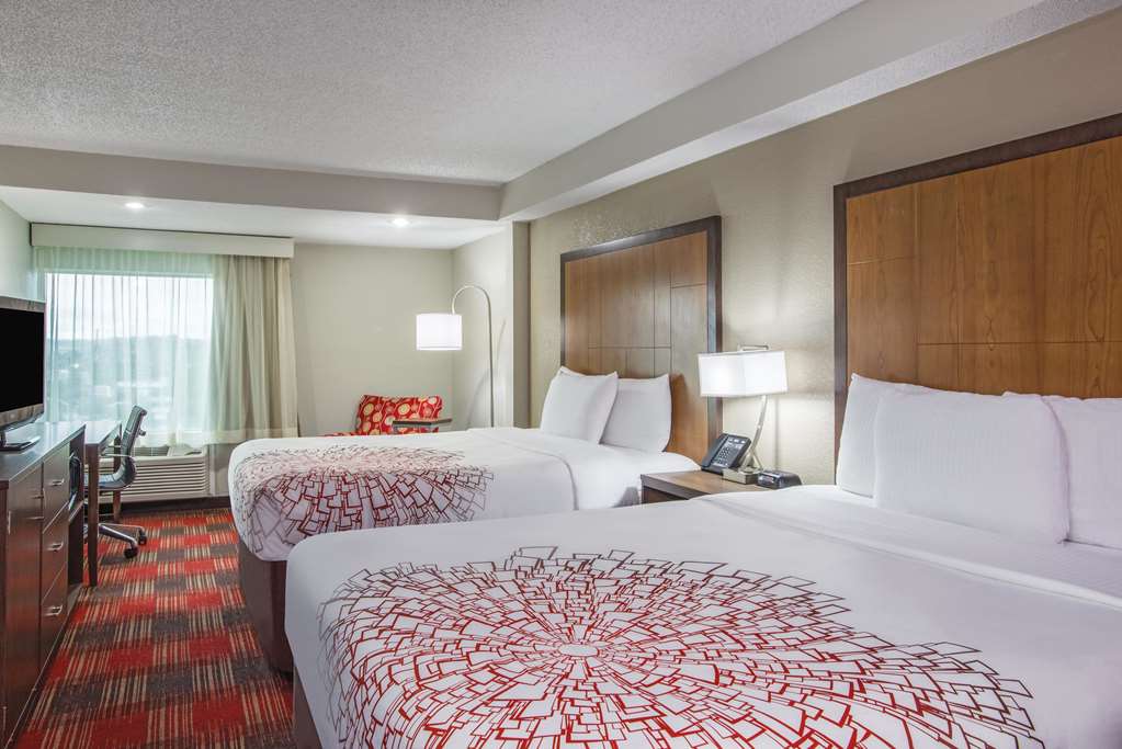 La Quinta Inn & Suites by Wyndham DC Metro Capital Beltway - photo 38
