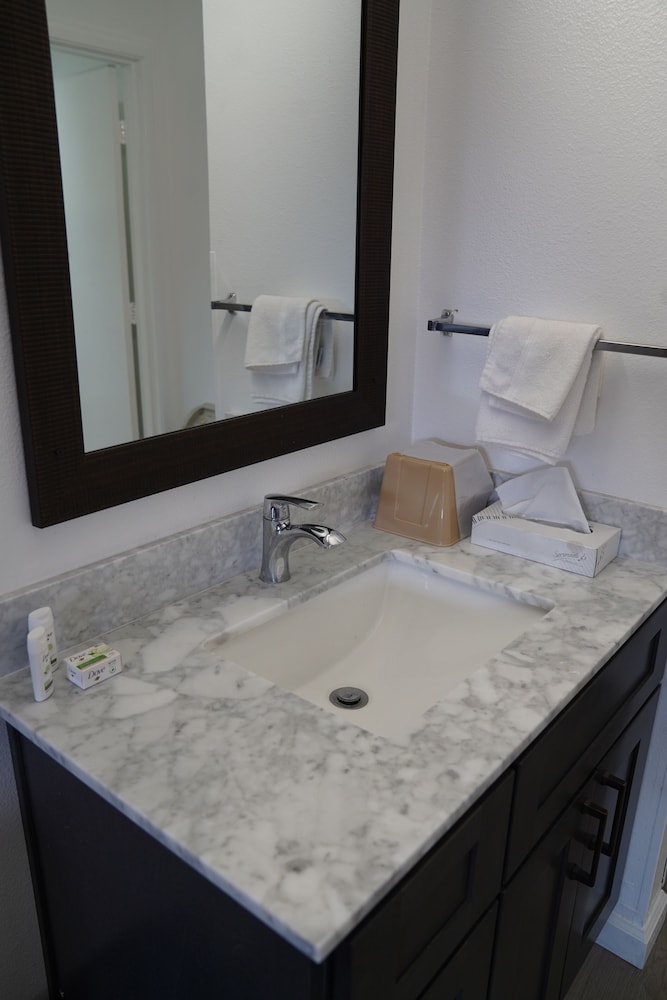 Super 8 by Wyndham Fernley - photo 26