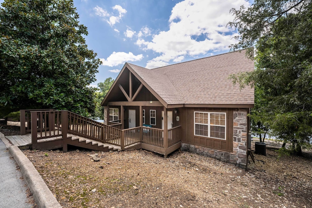 6 Mi to Branson Strip Lakefront Home with Fireplace — 4-Star Luxury Hotel in Branson, United States