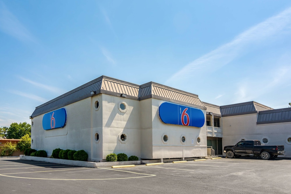 Motel 6 - last minute hotel in Durham