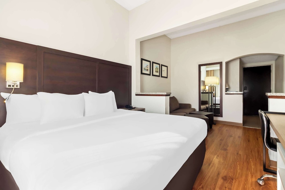 Comfort Suites Lumberton North - photo 11