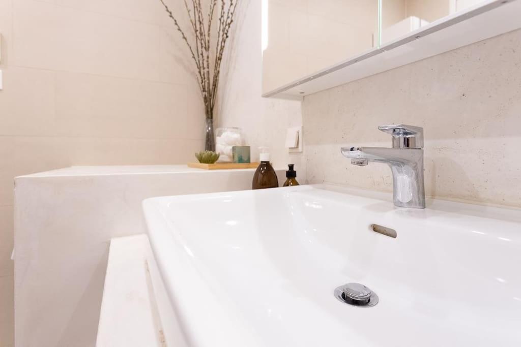 Dream Apartment central and quiet with AC and free parking garage — 4-Star Luxury Hotel in Vienna, Austria