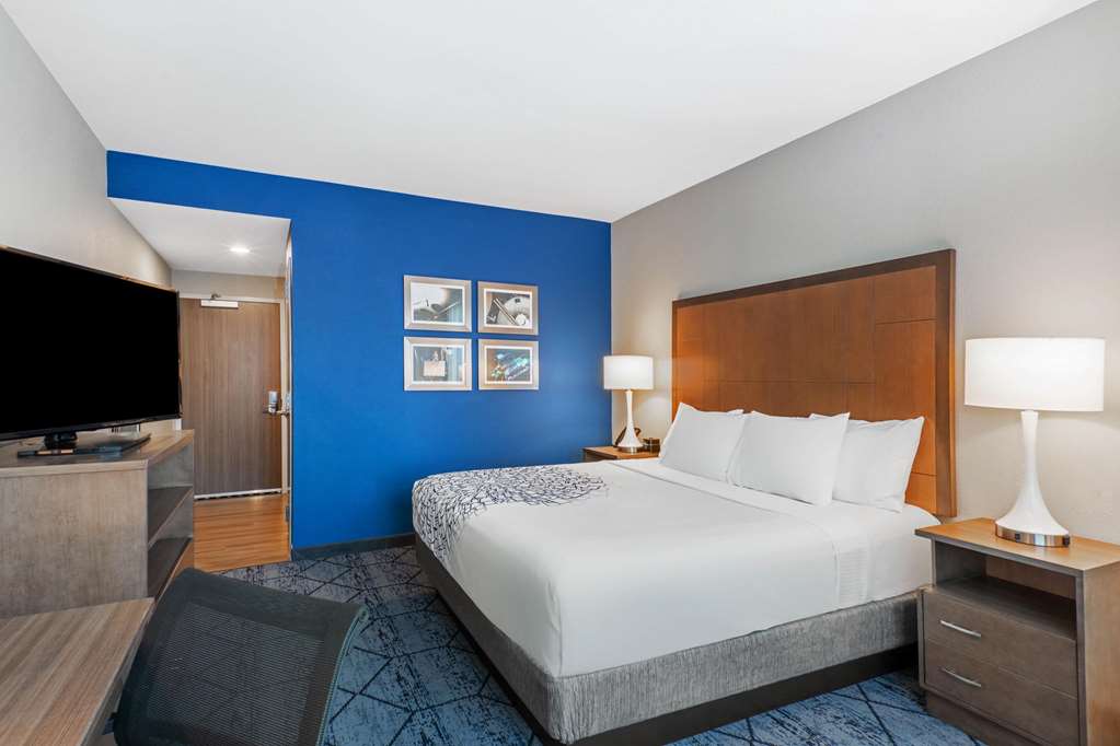 La Quinta Inn & Suites by Wyndham Kansas City Beacon Hill - photo 19